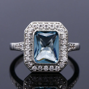 Anello da Donna con Zircone Blu Mare, Design Minimalista ed Elegante, per Uso Quotidiano, Feste, Anniversari, Gioiello da Dito Versatile e Impilabile, Regalo - Product Image 1