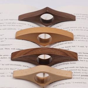 Porte-page en bois massif, marque-page en bois fait main, cadeaux artisanaux - Product Image 2