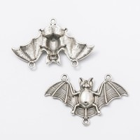 Connecteur en forme de chauve-souris à ailes écartées côtelées, en alliage de zinc argenté antique, triple boucle pour design de collier vampire