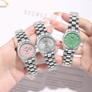 Montre pour femme avec lunette cannelée et bracelet en acier, un élément de joaillerie sophistiqué doté d'un affichage de la date. - Product Image 5