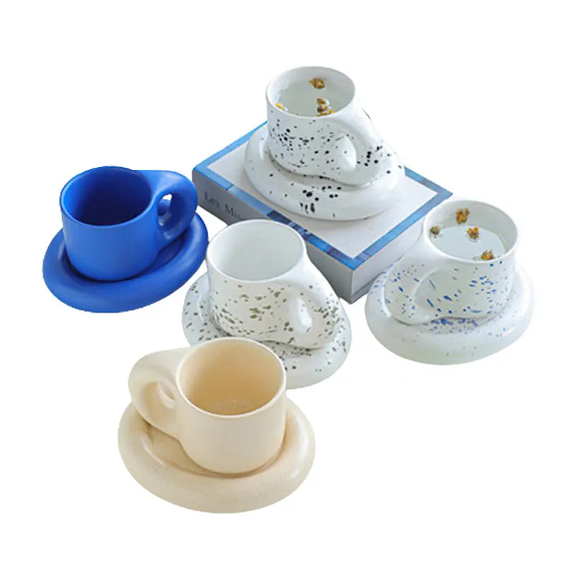 Caneca de cerâmica remota, xícaras de chá e leite para beber café e café