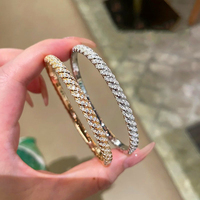 Bracelets joncs torsadés en cuivre plaqué or 18 carats avec zirconiums cubiques, design italien, style Old Money, pour femmes, bijoux de mariée et quotidiens, collection Mode 2026