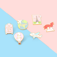 En gros : Pins en métal à thème dessin animé, Pins en émail mignons sur le thème du voyage, Badges de revers sur le thème du monde, Broches à citation, Pins à thème féerique, Badges valise, carte postale, avion