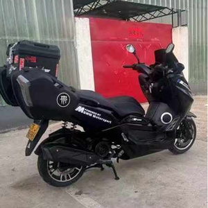 Scooter Maxi T10 d'occasion de style BMW, état inégal. Moteur, valises complètes et écran numérique, entièrement fonctionnels. - Product Image 3