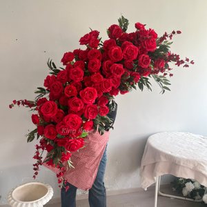 Fila <span class=keywords><strong>di</strong></span> <span class=keywords><strong>Fiori</strong></span> Artificiali Rosa e Rossi con Sfera Floreale, Set per Tavolo da Matrimonio con Sfondo Floreale, Decorazione per Arco e Scaffale - Product Image 3