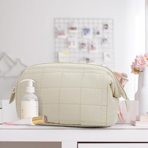 Bolsa de cosméticos acolchada con relleno de plumón, en forma de nube, de gran capacidad, éxito de ventas transfronterizo, organizador de viaje portátil, impermeable. - Product Image 3