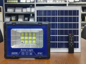 ไฟสปอร์ตไลท์ LED พลังงานแสงอาทิตย์ 400W IP65 พร้อมรีโมทคอนโทรล แสงสว่างกว้าง 5000K ตัวเรือนพลาสติก ติดตั้งบนพื้นผิว ได้รับการรับรองมาตรฐาน CE คุณภาพสูง - Product Image 4