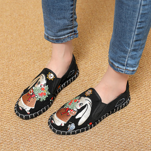 Chaussures en tissu brodé multicouche faites à la main style vieux Pékin pour femmes, respirantes, plates et décontractées, idéales pour le travail - Product Image 4