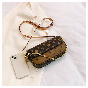 Sac à bandoulière de luxe en PU pour femme, de grandes marques, nouveau, imprimé et personnalisé, idéal pour les trajets quotidiens, avec chaînes de style sous le bras - Product Image 5