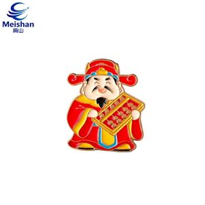 เหรียญตราเทพเจ้าแห่งโชคลาภเม่ยซาน ชุดแดง มงกุฎทอง ถือทองคำ  โลหะผสมแกะสลัก  รูปแบบดั้งเดิม สัญลักษณ์แห่งโชคลาภ ของขวัญ - Product Image 1