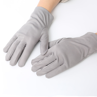 Vente en gros Gants de bijoux personnalisés en microfibre noire pour le nettoyage des verres au doigt confortables anti-salissure