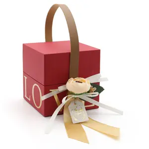 علبة هدايا صغيرة مستطيلة الشكل عالية الجودة من الورق المقوى تصميم جديد مع مقبض لتغليف حلوى الزفاف الأنيقة