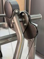 Mesin Latihan Otot Dada (Delts) Pin Loaded Langsung dari Pabrik YINQIAN, Mesin Gym Komersial, Alat Latihan Kekuatan, Baja Q235, Peralatan Olahraga, Mendukung OEM