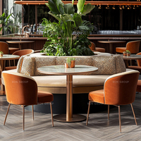 Ensemble de meubles modernes pour restaurant et café, table ronde en marbre, chaises en velours orange avec pieds en métal, banquette en velours pour café