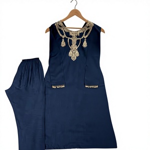 Ensemble haut, bas et dupatta en soie de haute qualité, design moderne BLOSSOM FABRIC, pour fêtes, mariages, festivals, avec broderie de sequins. - Product Image 1