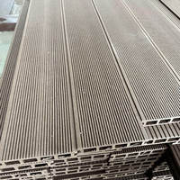 Planches de terrasse en composite WPC imperméables avec système d'installation par clips, surface à grain de bois pour une utilisation en extérieur dans les parcs et les jardins