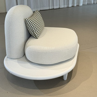 Ensemble de canapés d'extérieur modernes avec sièges arrondis et tables basses de forme originale
