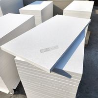 Plaques de plafond en laine de verre insonorisantes carrées modernes avec isolation thermique imperméable et caractéristiques ignifuges