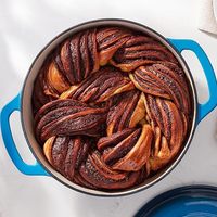 Cocotte en fonte émaillée avec couvercle, deux poignées, robuste, compatible four, ronde, 4,3 litres, bleue