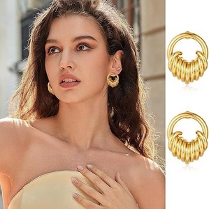 Modernos Pendientes de Fiesta para Mujer con Cadena de Acero Inoxidable en Espiral, Diseño Geométrico y Baño de Oro de 14K - Product Image 1