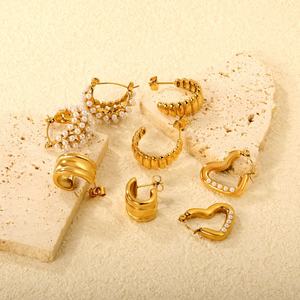 ต่างหูห่วงรูปหัวใจคู่ประดับเพชรซิคอนและมุก ดีไซน์ทันสมัย ชุบทองบนสแตนเลส ราคาส่งจากโรงงาน - Product Image 1