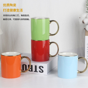 Taza de cerámica con mango chapado en oro y logotipo, diseño minimalista para regalos empresariales - Product Image 3