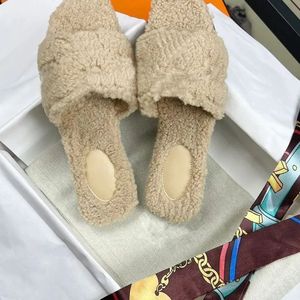 Pantoufles de créateur pour femmes, pantoufles en laine à bride unique pour femmes, pantoufles chaudes et antidérapantes pour l'extérieur, pantoufles en peluche pour femmes - Product Image 2