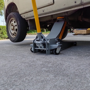 Мощный низкопрофильный гидравлический домкрат <span class=keywords><strong>Big</strong></span> <span class=keywords><strong>Red</strong></span> на 3 тонны с двумя насосами для подъема автомобилей - Product Image 2