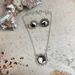 Conjunto de Collar y Aretes de Plata de Ley Hechos a Mano con Bisutería de Bisonte Blanco con Engaste de Bisutería - Product Image 1