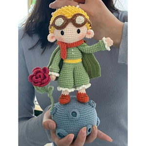 Muñeco Amigurumi Hecho a Mano al Crochet, Pequeño Príncipe con Rosa y Planeta, Personalizable, Figura de Hilo Tejido, Mini Adorno de Escritorio Estilo Cottagecore, Romántico - Product Image 4