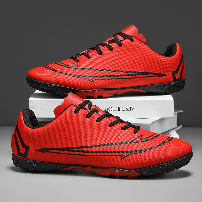 เล็บสั้นทรงพระจันทร์ครึ่งเสี้ยวสีแดง