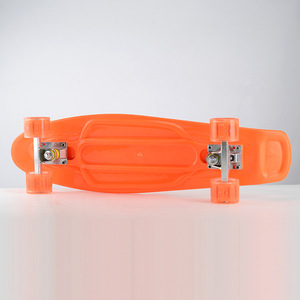 สเก็ตบอร์ดครุยเซอร์ขนาด 22 นิ้ว แผ่นรองกันลื่นสำหรับเด็ก สไตล์แฟชั่น ล้อสีน้ำเงินและสีแดง - Product Image 4