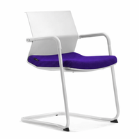 Chaise de conférence moderne en plastique PP avec coussin en tissu, base en acier, accoudoirs fixes, dossier ergonomique incurvé, salle de réunion