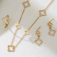 Vente flash : Ensemble de boucles d'oreilles en forme de fleur à six pétales ajourées avec bague et collier ajustables, bijoux de fête entièrement sertis de strass