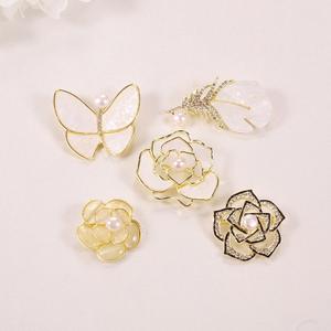 Broche en résine et alliage de plumes de camélia creuses à la mode, avec perle d'eau douce, pour cadeau - Product Image 2