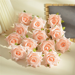 Têtes <span class=keywords><strong>de</strong></span> roses simulées Offre Spéciale avec gouttes d'<span class=keywords><strong>eau</strong></span> Fleur <span class=keywords><strong>de</strong></span> <span class=keywords><strong>rose</strong></span> en soie <span class=keywords><strong>de</strong></span> 6cm pour arrangement <span class=keywords><strong>de</strong></span> bricolage <span class=keywords><strong>de</strong></span> mariage à domicile - Product Image 1