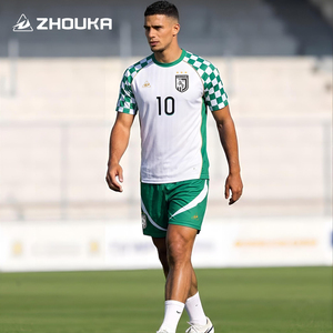 Maillot de football personnalisé OEM en jacquard pour homme, ensemble uniforme de football respirant en polyester à séchage rapide avec impression par sublimation - Product Image 2