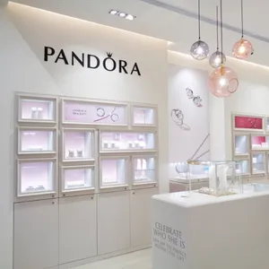 Pandora marka mücevher dükkanı düzeni vitrin tasarımı cam takı teşhir vitrini mağaza