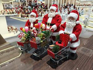 23-30 cm Moderne Weihnachtsmann-Figur Weihnachtsgeschenke für Einkaufszentren Einkaufswagen aus Polyester Umweltfreundlich für Innenräume - Product Image 4