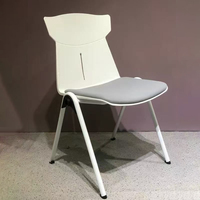Chaise de conférence empilable à cadre métallique confortable et personnalisable pour immeuble de bureaux