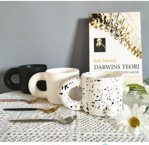 Taza de Cerámica con Platillo, Estilo Nórdico, Diseño de Tinta Salpicada, Color Blanco con Detalles Negros, Nueva, Ideal para Café - Product Image 1