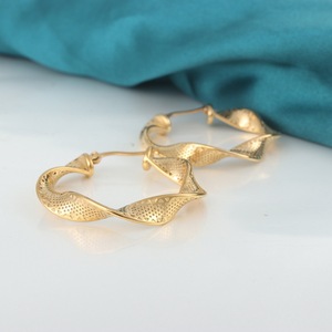 Pendientes de Aro Yunnique, Oro de 18K, Diseño Geométrico, Postes de Cerámica, para Fiestas - Product Image 3
