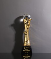 Trofi Sepak Bola Berlapis Resin Ramah Lingkungan dengan Desain Kustom dan Alas Buatan Zhejiang untuk Acara Hari Valentine