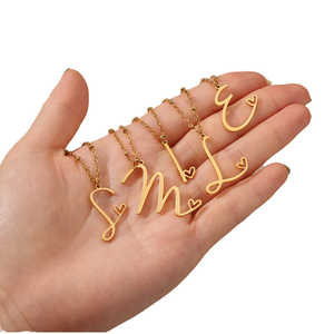 Collana Minimalista Vintage con Iniziale, Ipoallergenica, 26 Lettere, Placcata in Oro 18K, Acciaio Inossidabile 316L, Unisex - Product Image 3