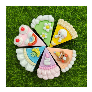 เรซิ่นรูปเค้กสามเหลี่ยมการ์ตูนน่ารัก คาโบชอง DIY ของตกแต่งจิ๋ว งานศิลปะ เครื่องประดับกิ๊บติดผม งานฝีมือ วัสดุตกแต่งเคสมือถือ - Product Image 3