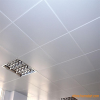 Style moderne 600X600 Faux Plafond Suspendu en Aluminium Carreaux de Plafond Décoratifs en Métal Carré Ignifuge avec Design Clip-in