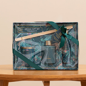 Set di Candele Aromatiche per Damigelle, in Cera di Soia Profumata, Confezione Regalo Souvenir per Ospiti, Ideale per San Valentino - Product Image 6