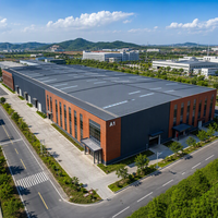 Entrepôt préfabriqué en structure métallique robuste, bâtiment industriel à grande portée, hangar de distribution logistique à ossature métallique