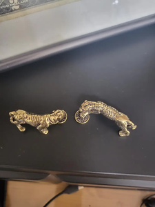 1 pieza de estatuas de tigre de latón hechas a mano, arte decorativo vintage con detalles intrincados, decoración de escritorio - Product Image 5
