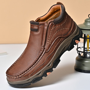 Mocassins pour hommes à enfiler, dessus en PU, semelle en caoutchouc, doublure en peluche, motif uni, logo gravé au laser - Product Image 1